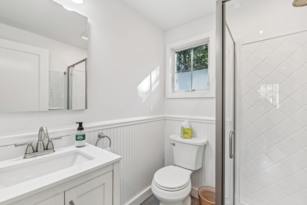 3BR Home Walk to Beach w/ Outdoor Shower & Grill