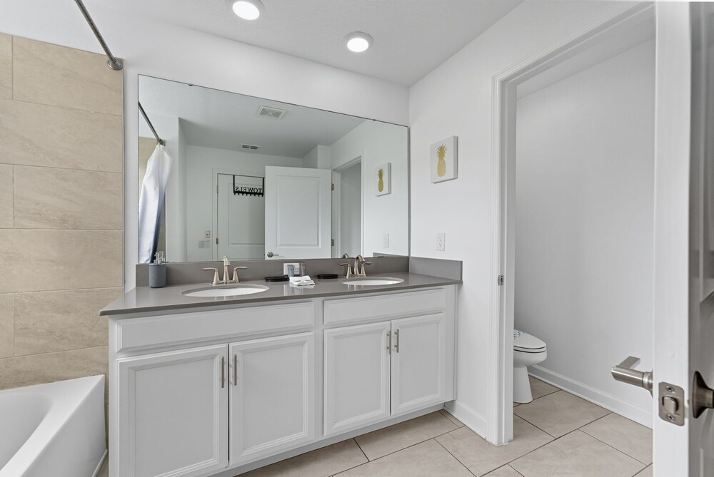 Chic & Fun Family Stay 10 Mins to Disney