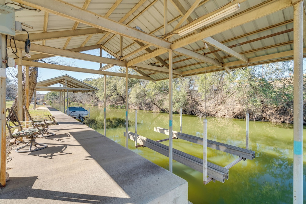 'pecan Creek Haus' Lake LBJ Retreat w/ Boat Dock!