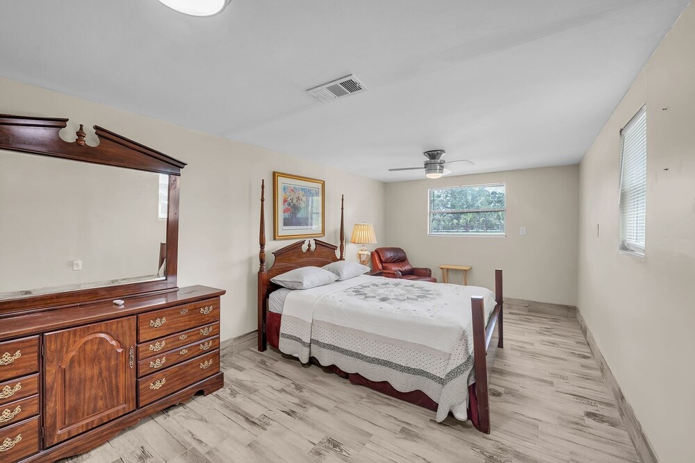 Elwood Park Gem: Spacious 3br Prime Location 3 Bedroom Home