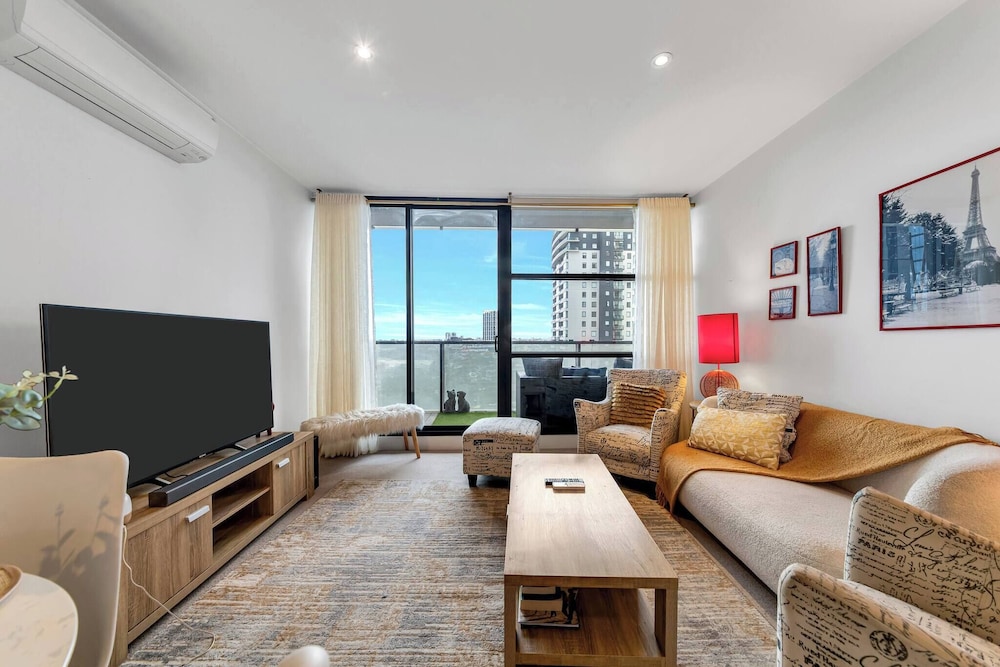 Luxurious one Bedroom Apartment With Pool