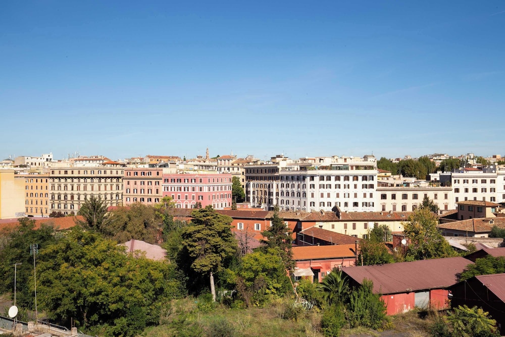 Colosseum Holidays - Luxury 3 Bedroom Apartment