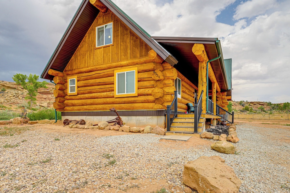 < 2 Mi to Skinwalker Ranch: 'rustic Cliff' Retreat