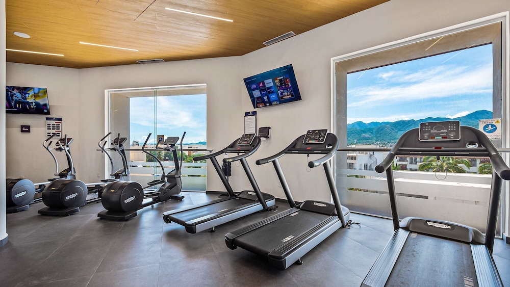 Stunning Beachfront Condo Sea Views Pools