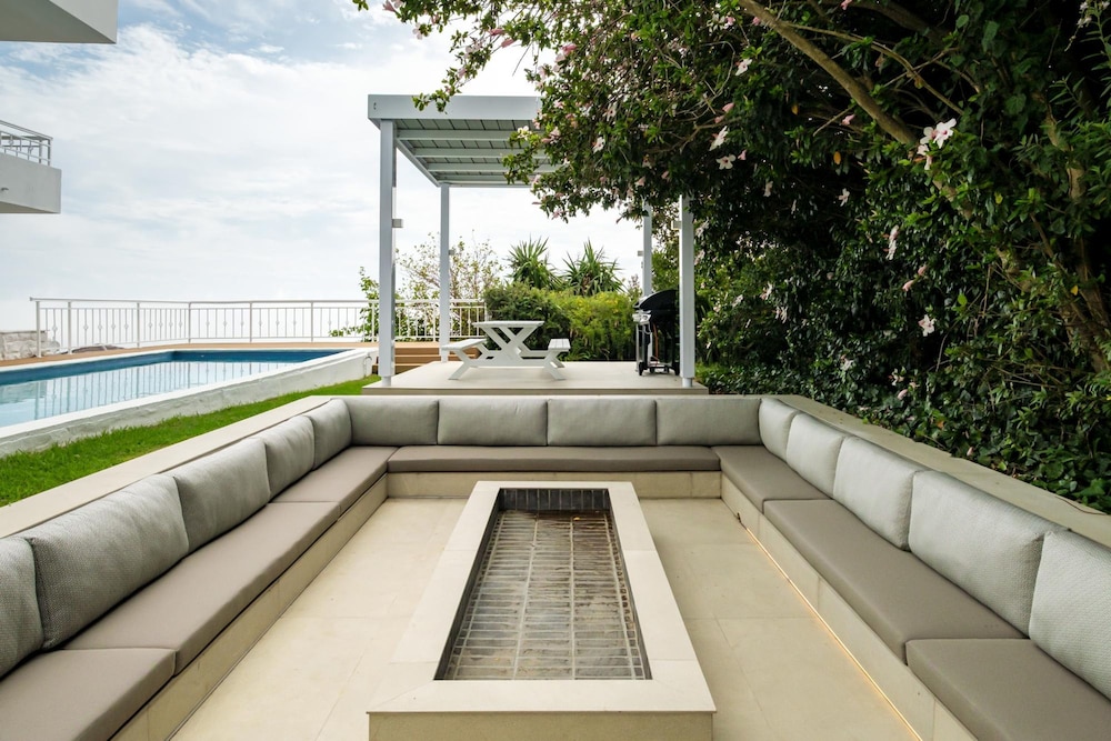 Idyllic Camps Bay Villa w 2 Pools Buddha Retreat