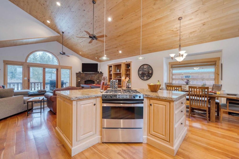 5 Mins to Ski Resort Ping Pong, Pool Table, Deck Donner Ridge by Avantstay