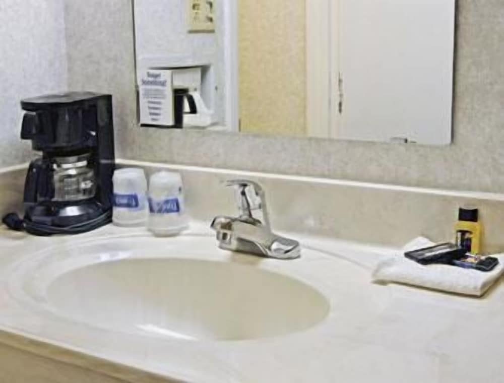 Farmington Vacations - Farmington Inn - Property Image 6