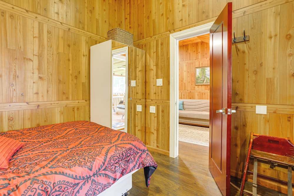 5 Mi to Monticello Raceway: Cabin w/ Pool Access!