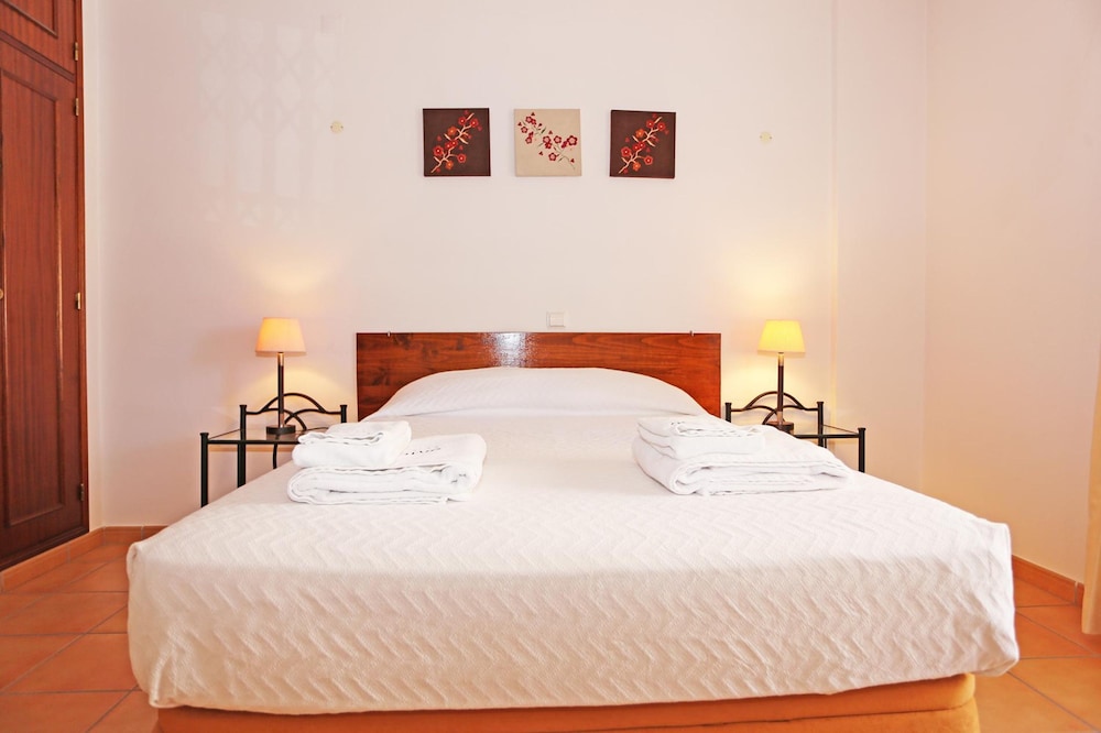 EE 01 - Bedroom 1 in Rossio Entrance Guesthouse
