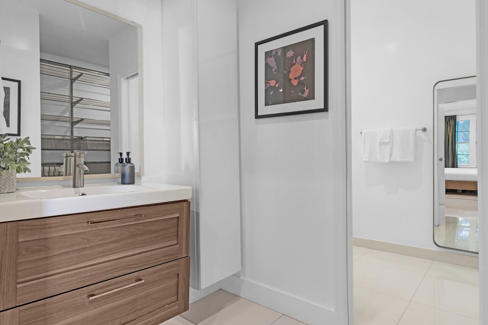 7BD Downtown Oasis Pool