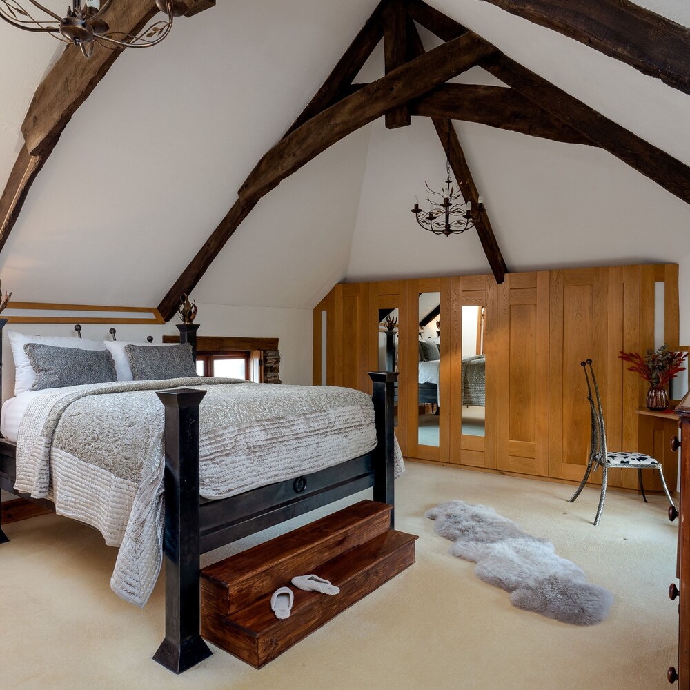 Old Coach House in Berry Pomeroy view 3