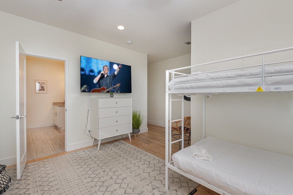 Citrine-private Patio & Balcony-near Germantown