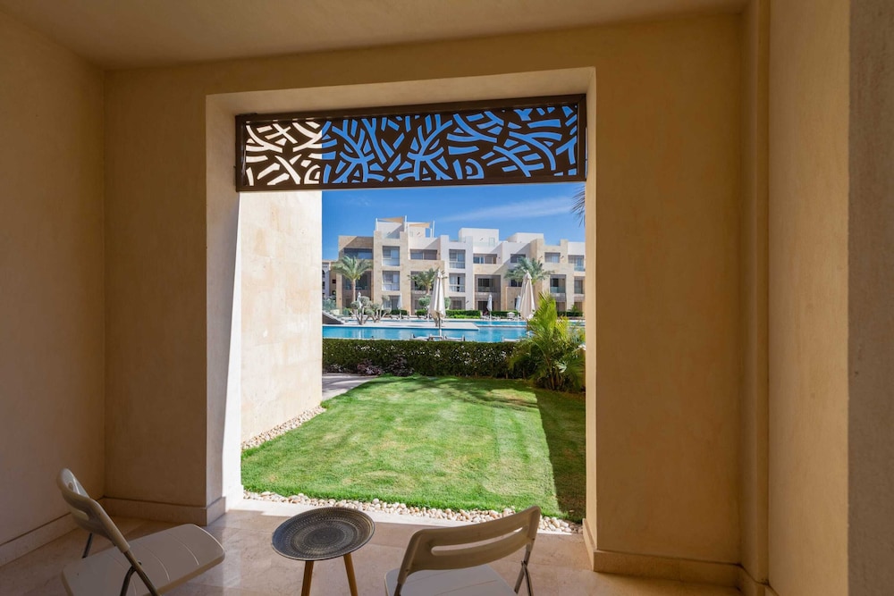 Xuru Stays I Exotic 1bdr w/ Outdoor Terrace Pool & Beach Access