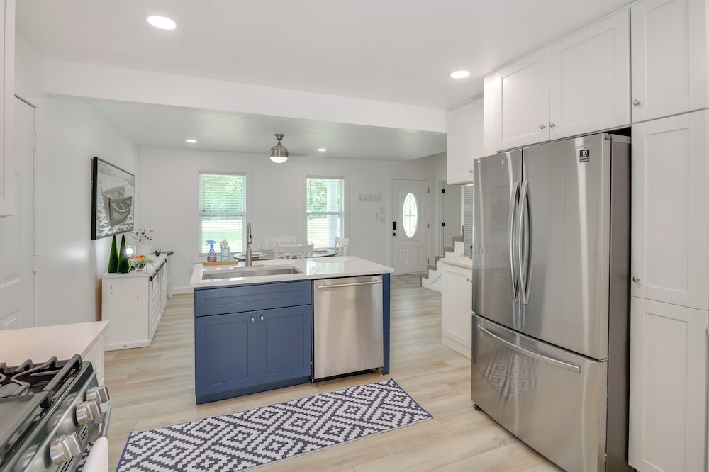 Group Getaway: Lakefront Retreat in Fayetteville!