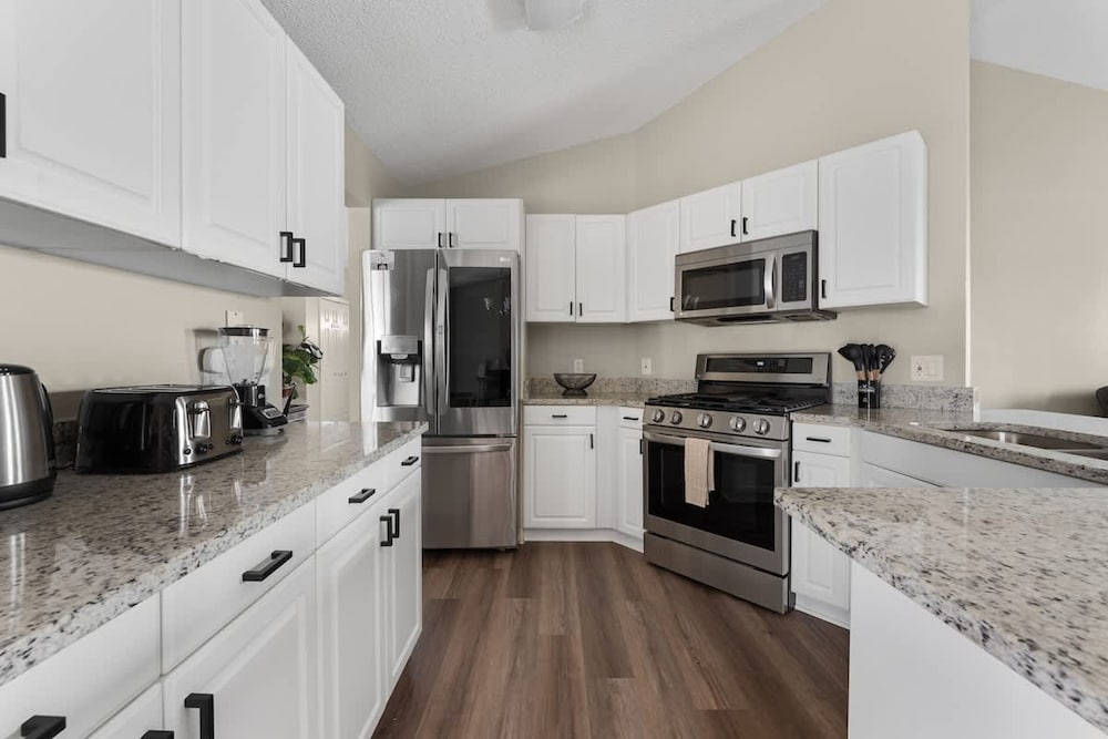 New Listing Pool and Game Room 4BR
