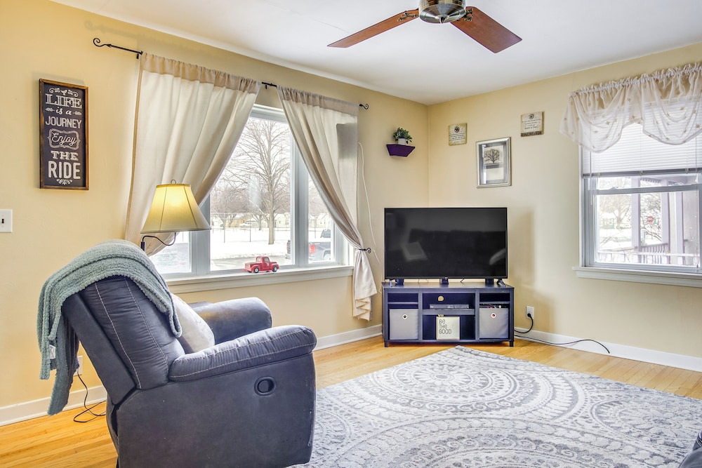 1 Mi to Lambeau Field: Residential Home w/ Yard