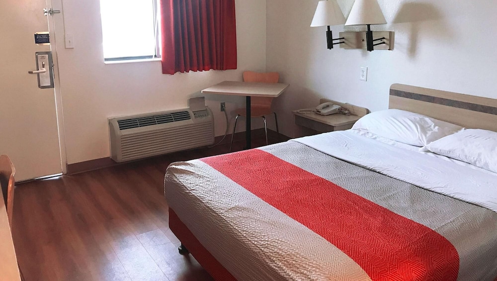 Super 6 Inn & Suites Baton Rouge
