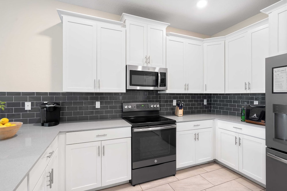 Stinger Luxe Retreat by Avantstay 8BR Luxury Villa Near Disney w/ Pool & Game Room