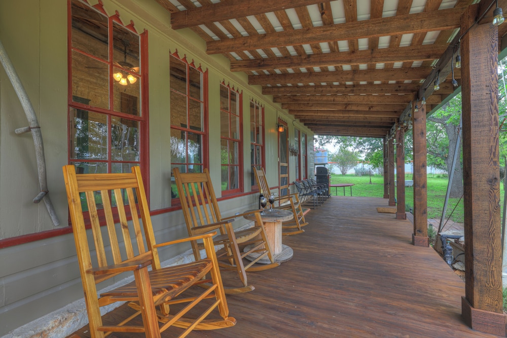 Rocking Ox Gasthaus and Barn Cabin