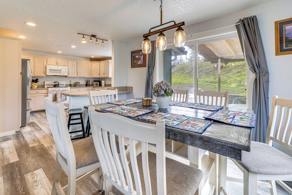 3 Mi to Beach: Oregon North Coast Retreat