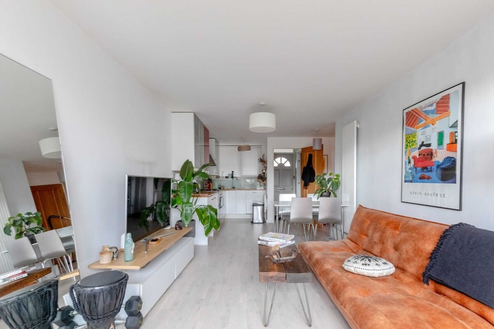 Stunning 1BD Flat w/ Garden Area, Kentish Town!