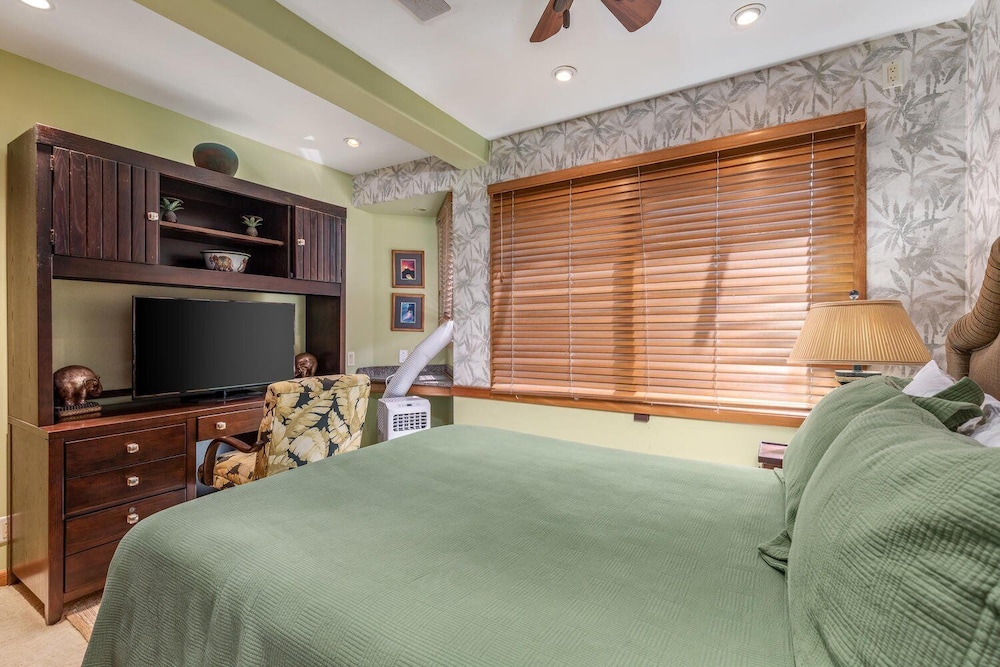 Air-conditioned Ocean Front Hawaii Townhome! - Sleeps 6 - Vrkcv