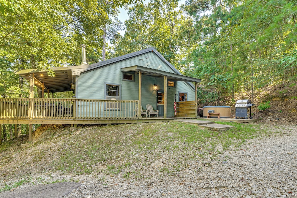 3 Mi to Beavers Bend State Park: Hot Tub Hideaway!