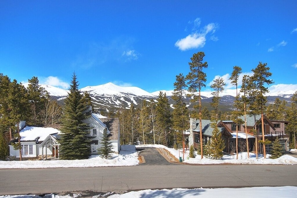 Mountain Majesty Manor 5 Bedroom Home by RedAwning