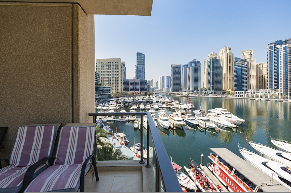 Luxurious Waterfront Stay at Al Majara Dubai Marina