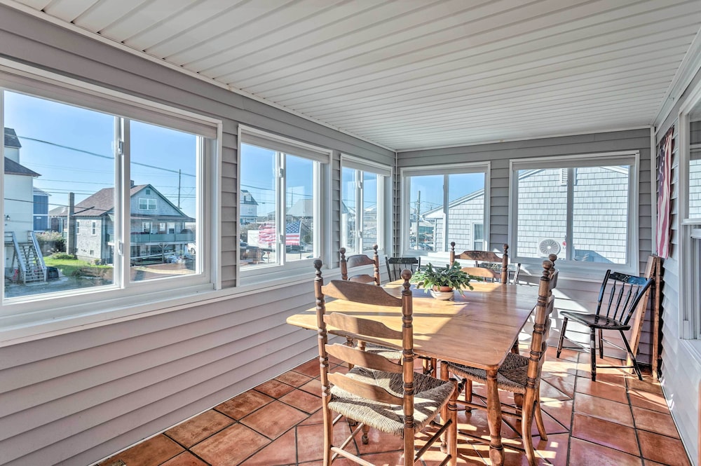 Seaside SK Getaway: Steps to Matunuck Beach!