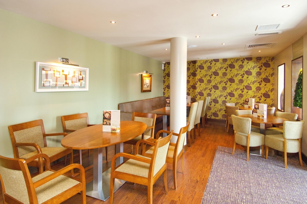 Premier Inn London Gatwick Manor Royal 2