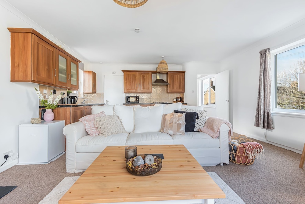 2 Bed in Historic Tonbridge - 35 Mins From London view 2