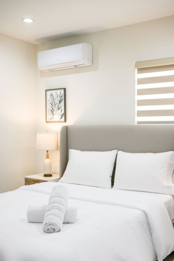 Stylish New Home Bright Modern Fully Stocked