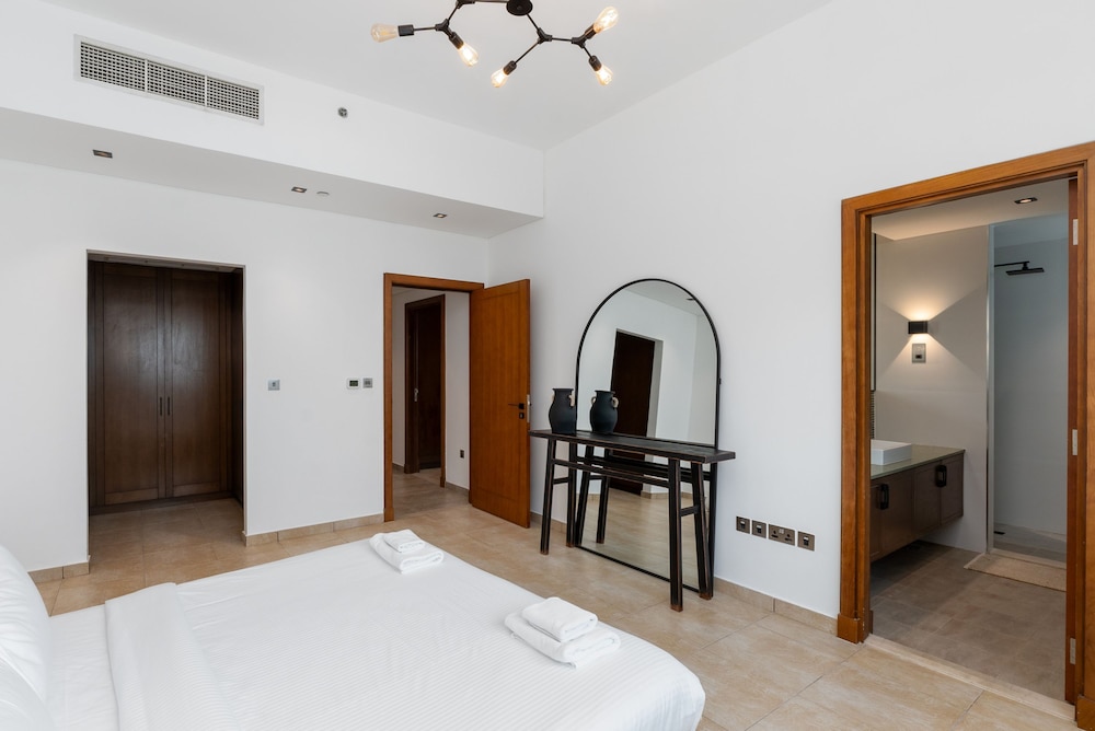 Modern 3BR Maid at the Palm w Pool and Gym