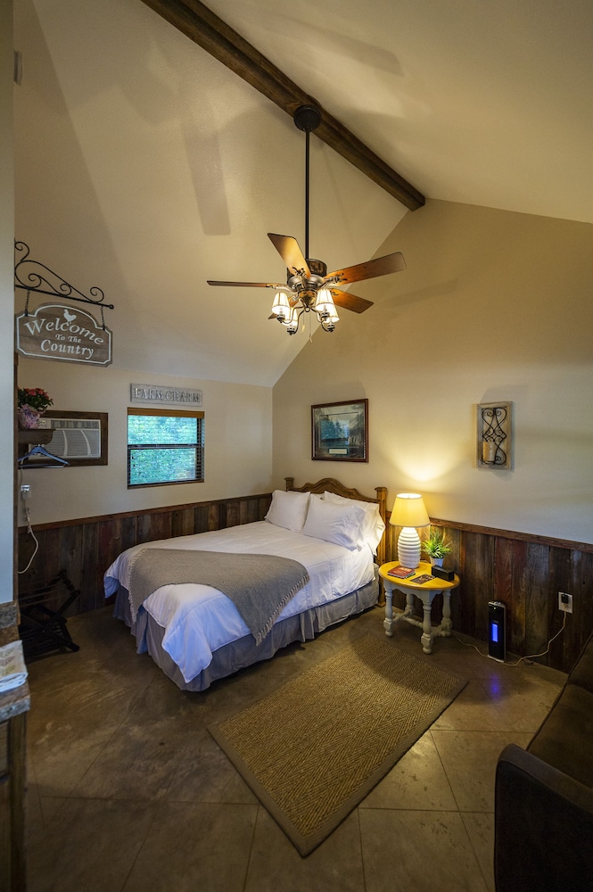 Waco Vacations - Cabin 3 Rental 15 Minutes From Magnolia and Baylor - Property Image 3