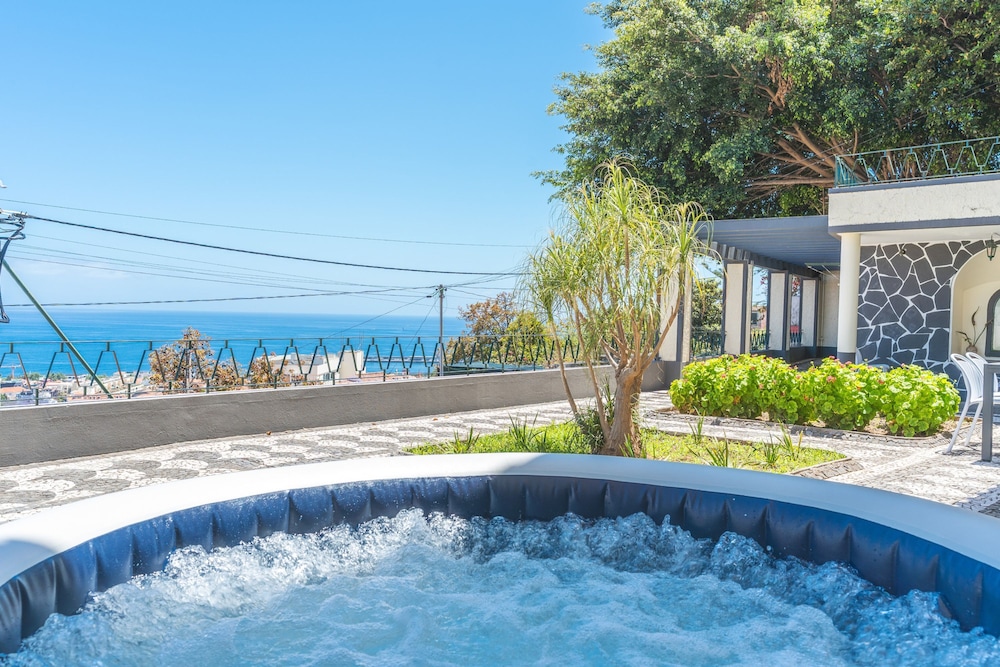 Vale Formoso 1 by Atlantic Holiday