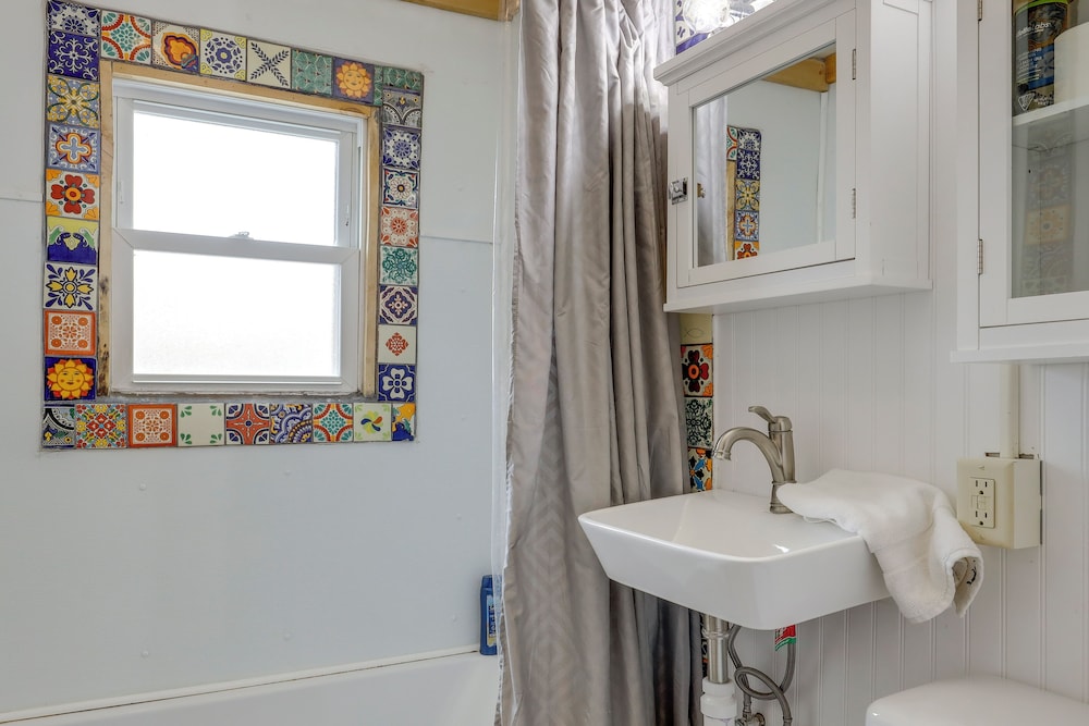 2 Mi to Dtwn: Pet-friendly Casper Apt!