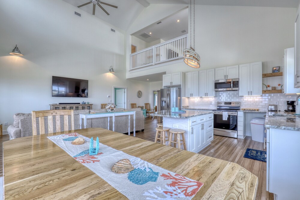 Salty Seahorse - Waterfront! Pet Friendly! Game Room, Pool Table, Beautiful Views - Room For The Whole Family 4 Bedroom Home by RedAwning view 4