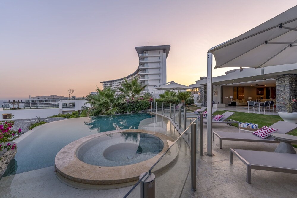 6 BR Huge Villa Steps To Beach Plus A Pool House