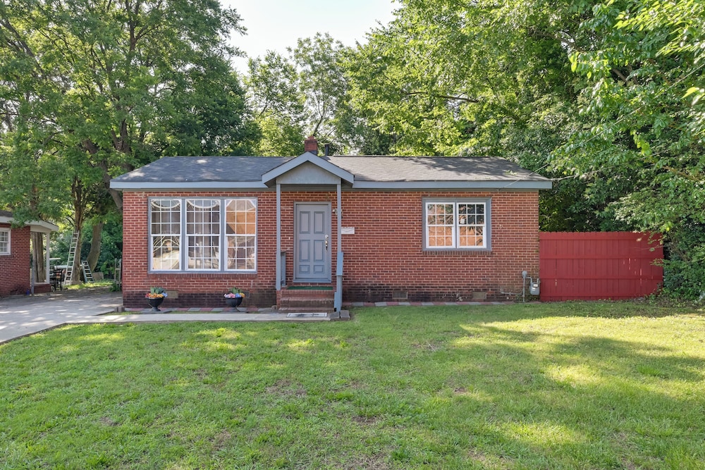 2 Mi to Center City: Charlotte North End Home