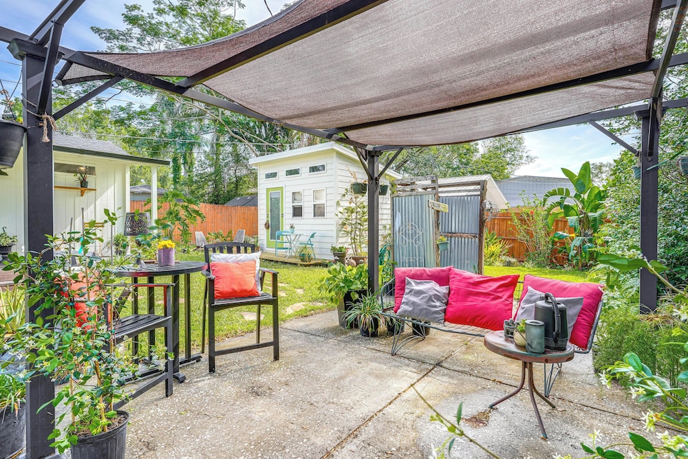 Walk to Parks & Golf: Artsy Bungalow in Lakeland!