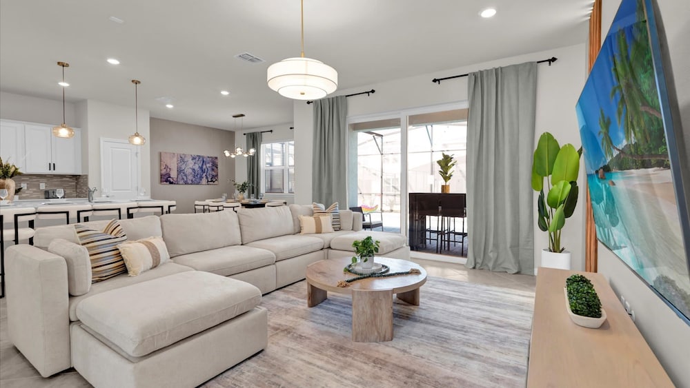 Upstay Family Home w Cinema Pool BBQ Clermont