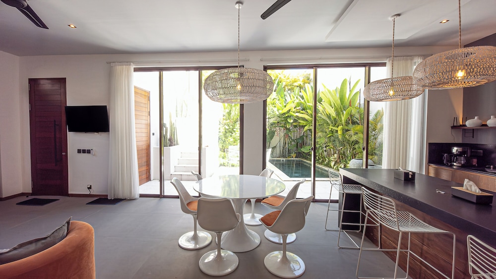 Modern 3BR Villa Enclosed Living