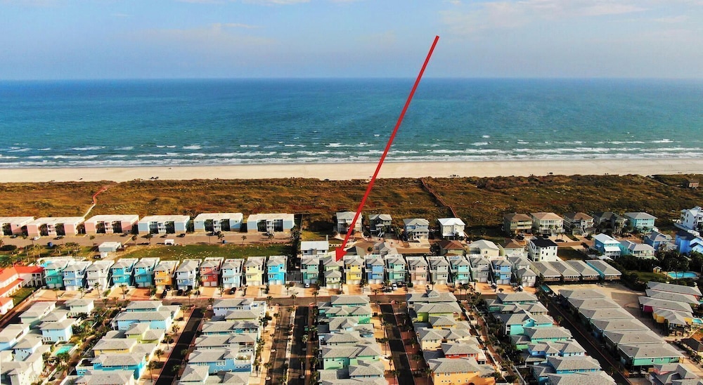 Walk to the Beach Ocean Views, Balcony Dining & Open Living Beachview 54 by Avantstay