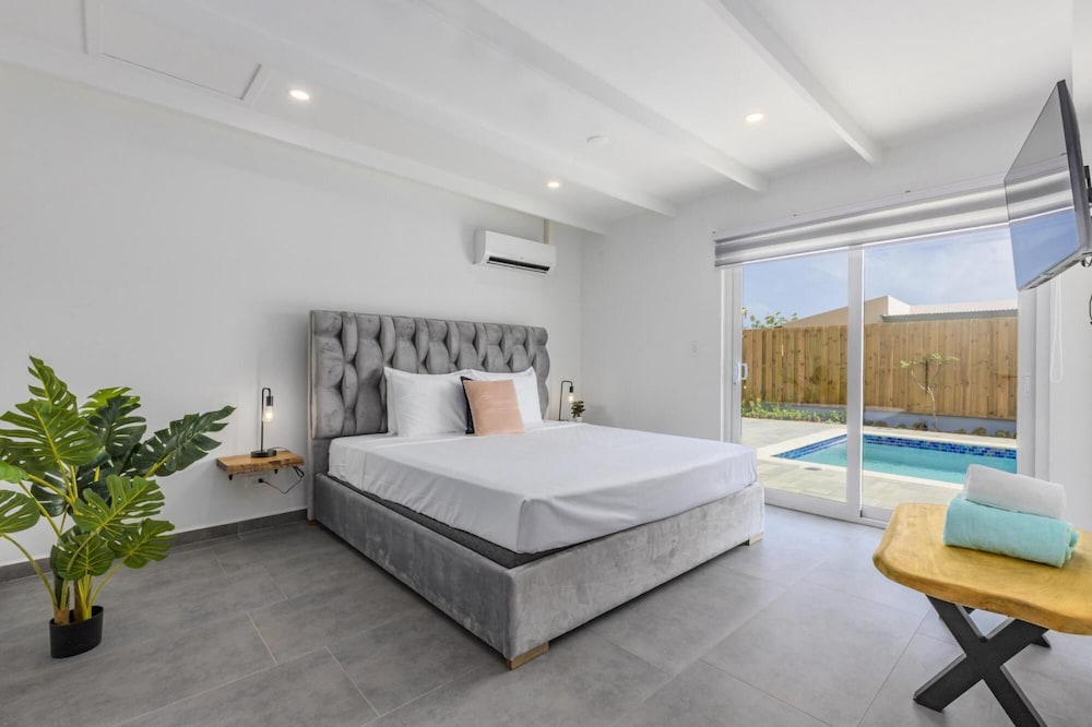 Luxurious Oasis Mins to Beach King Beds Pool