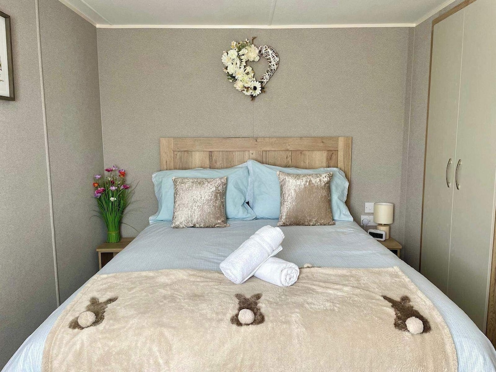 Gorgeous 2 Bed Caravan in South Cerney