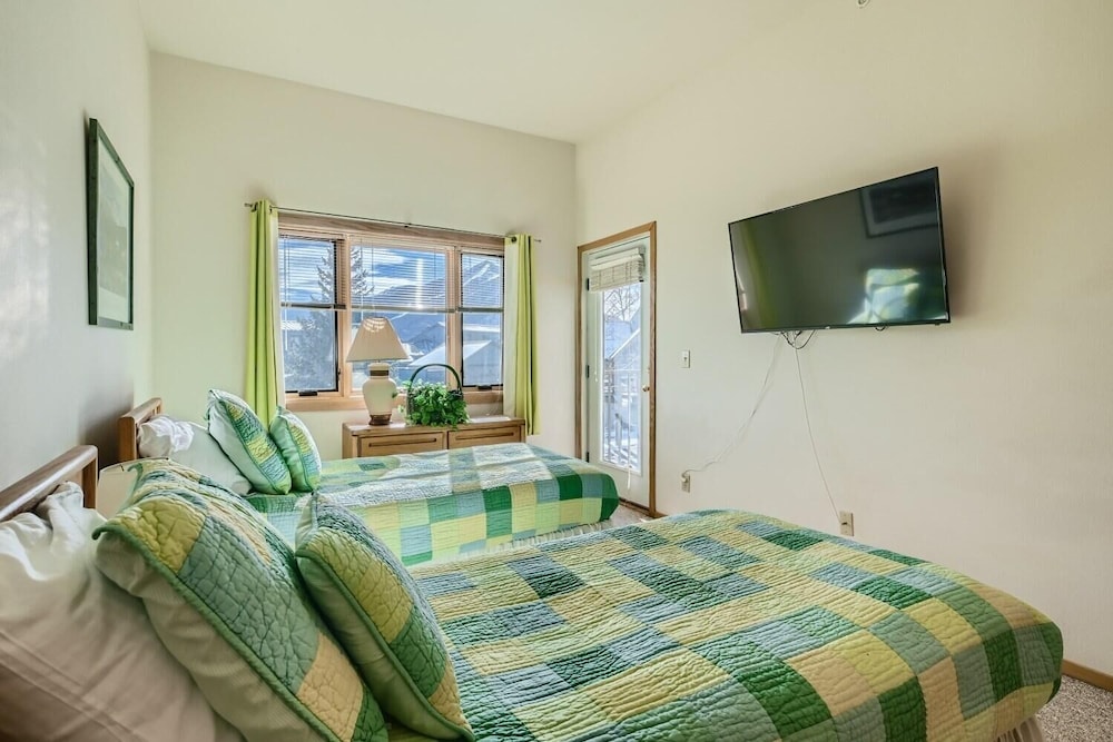 Lake Forest 201f 2 Bedroom Condo by RedAwning