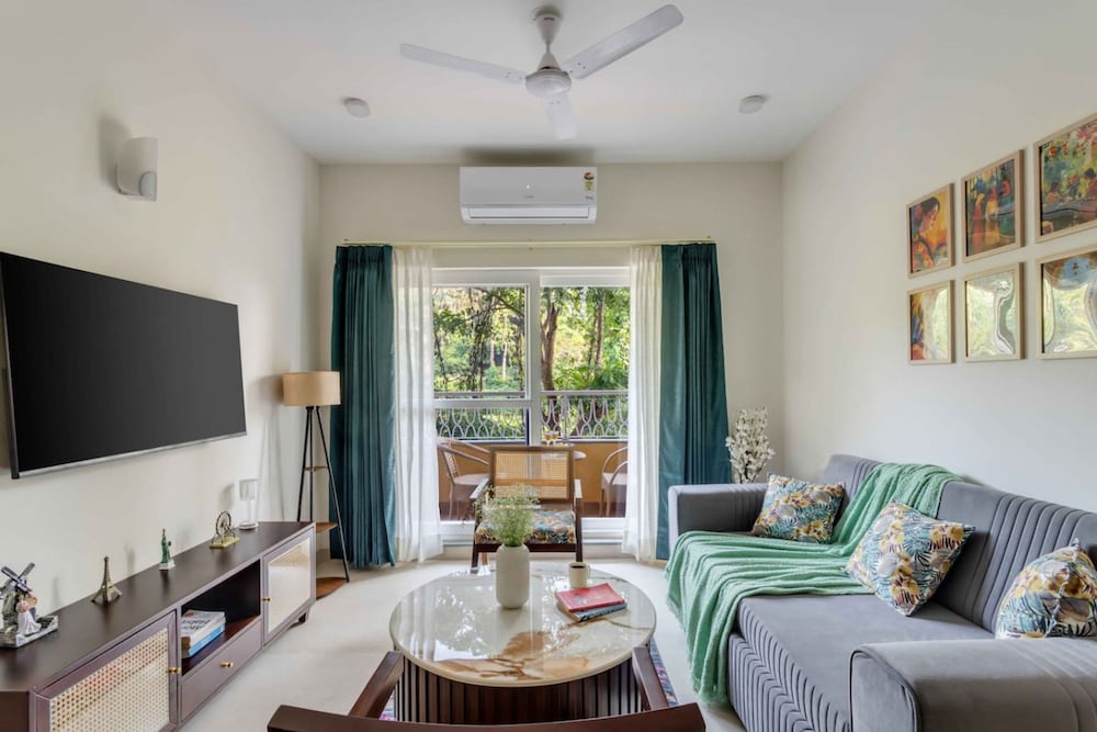 1bhk w Balcony and Pool - 5 Mins to Candolim Beach
