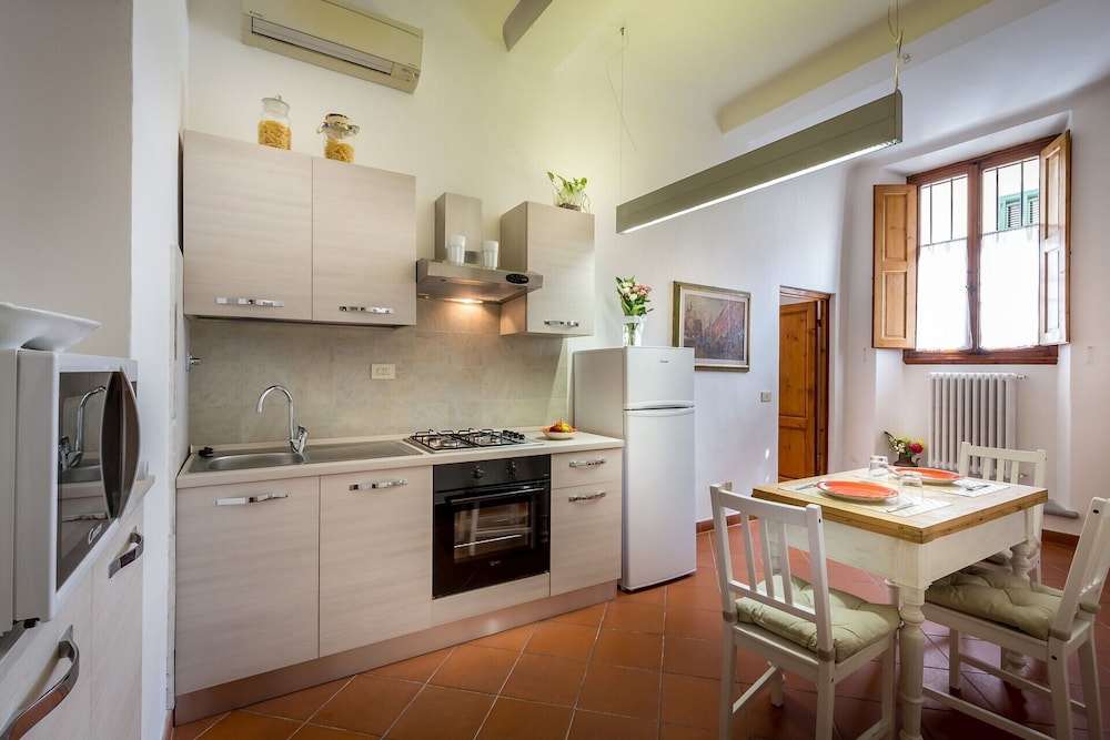 Classic Tuscany Apartment A by Mmega