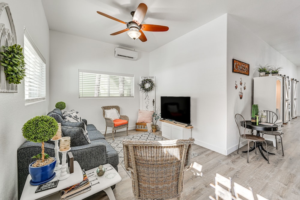 Grill & Patio: Charming Cabin in Munds Park